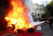 Albanie : Le Premier ministre offre des chaises pour dialoguer, les manifestants y mettent le feu